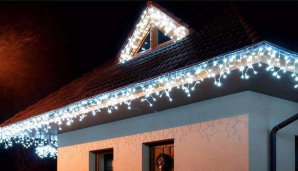 Уличная бахрома белого цвета на белом проводе